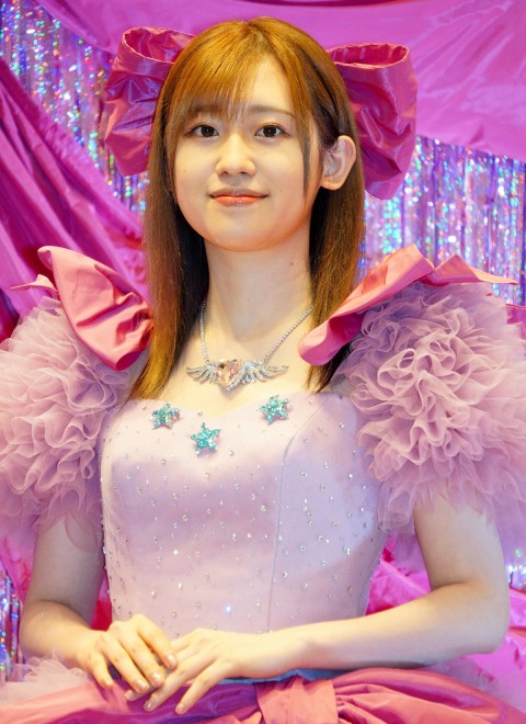 Takeo Ōtsuka and Rie Takahashi appear in outfits inspired by Aqua and Ai respectively, at the KIYOKO HATA × Oshi no Ko dress collection press conference in Tokyo. Takahashi stuns in a pink frilly dress with a large ribbon, while Ōtsuka wears an elegant aqua-blue tuxedo.